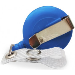 Portagafete tipo yoyo con correa de plástico retráctil, broche metálico de cierre y clip metálico atrás. color azul rey