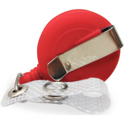 Portagafete tipo yoyo con correa de plástico retráctil, broche metálico de cierre y clip metálico atrás. color rojo